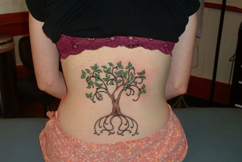 点击大图看下一张：美女后背好看的植物纹身图4
