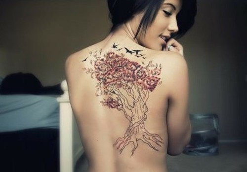 点击大图看下一张：美女后背好看的植物纹身图2