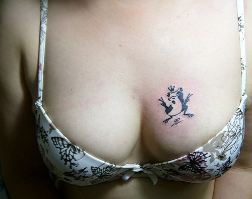 点击大图看下一张：美女胸部上的个性纹身图2