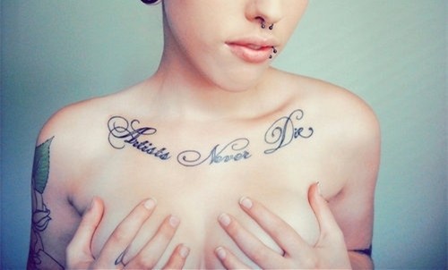 点击大图看下一张：美女胸前诱惑纹身