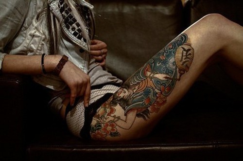 点击大图看下一张：美女大腿上的个性纹身