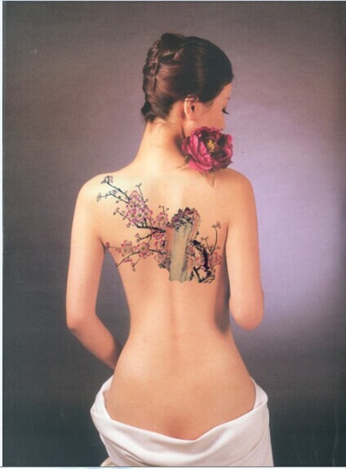 点击大图看下一张：美女后背个性经典纹身图6