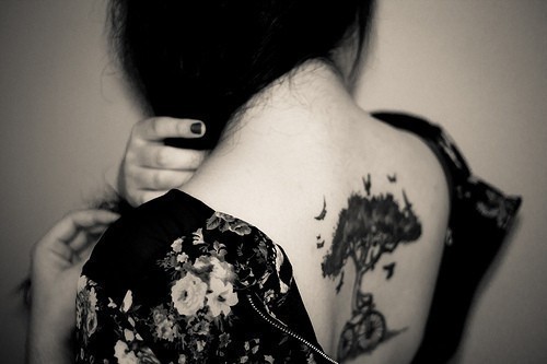 点击大图看下一张:性感美女后背个性纹身图3
