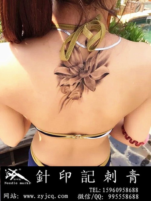 点击大图看下一张：美女背部性感纹身