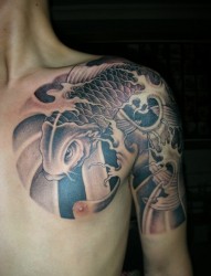 男士胸部的鲤鱼半甲纹身图案