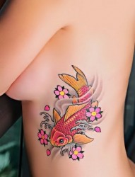 女性腰部漂亮好看的鲤鱼纹身