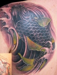 肩部一条大气的鲤鱼纹身图案