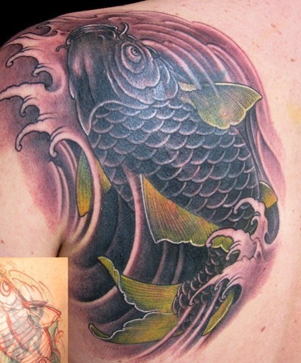 点击大图看下一张：肩部一条大气的鲤鱼纹身图案