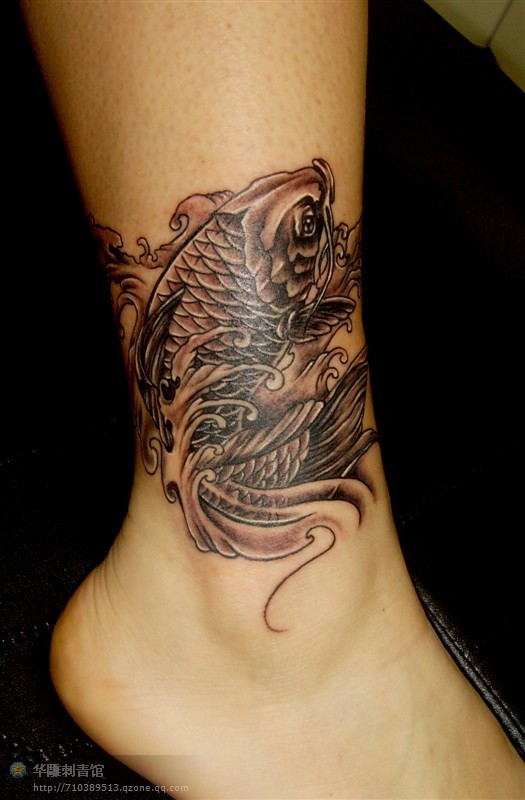 点击大图看下一张：小腿上的黑白鲤鱼图案纹身