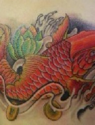 一款背上的彩色鲤鱼纹身