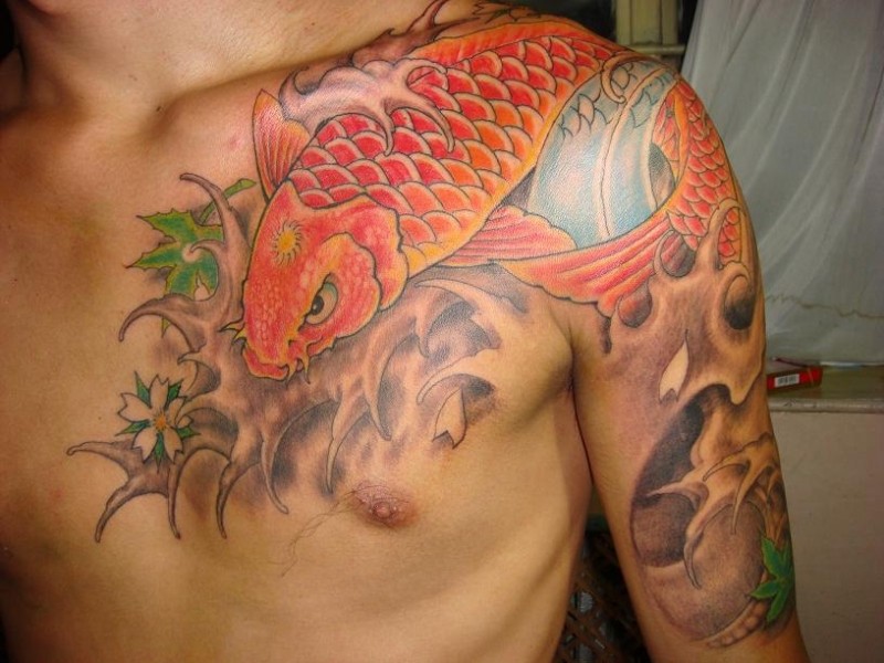 点击大图看下一张：红色鲤鱼戏颈间绝美刺青