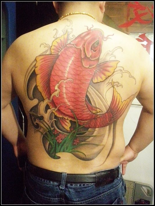 点击大图看下一张：男士后背满背大红鲤鱼刺青图案