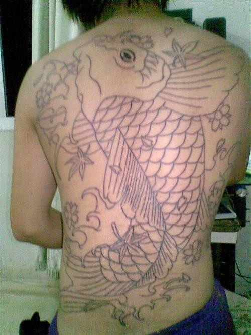 点击大图看下一张：男士后背满背简易黑白鲤鱼刺青图案