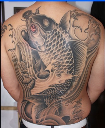 点击大图看下一张：满背大鲤鱼纹身