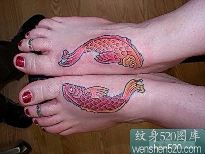 点击大图看下一张：适合双鱼座人的脚部两只红色鲤鱼纹身