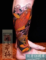 腿上的日本风格的红色鲤鱼纹身图案