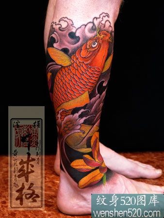 点击大图看下一张：腿上的日本风格的红色鲤鱼纹身图案