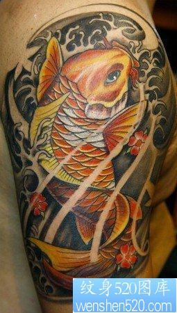 点击大图看下一张：纹身520图库推荐一张大臂传统鲤鱼纹身图片