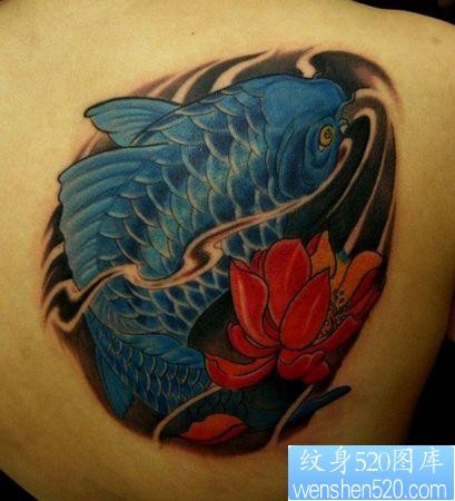 点击大图看下一张：肩部蓝色鲤鱼莲花纹身图案