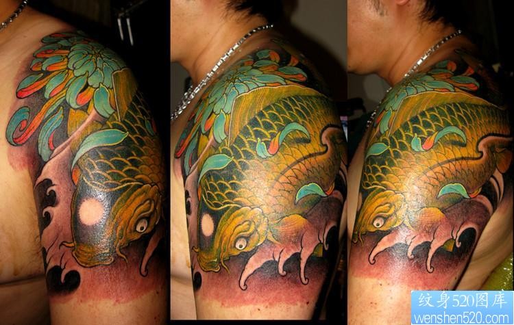 点击大图看下一张：肩臂鲤鱼菊花纹身图片