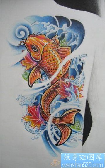 点击大图看下一张：后背传统鲤鱼枫叶纹身图案