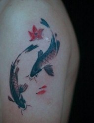 手臂水墨画鲤鱼纹身图案