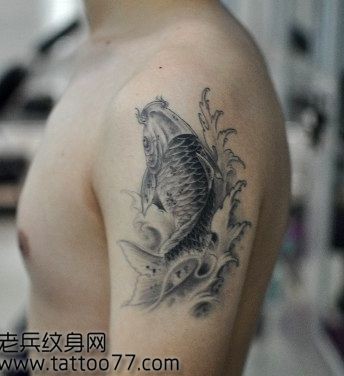 点击大图看下一张：一张手臂黑灰鲤鱼纹身图片