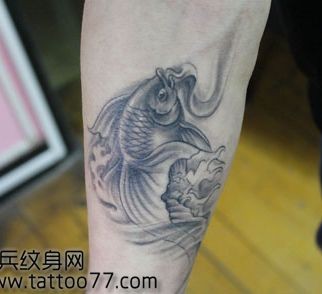 点击大图看下一张：手臂黑灰小金鱼纹身图片