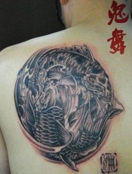 一张经典的背部鲤鱼纹身图片