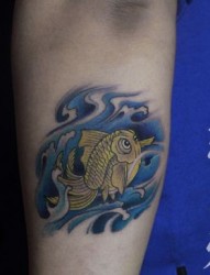 手臂可爱的小金鱼纹身图片