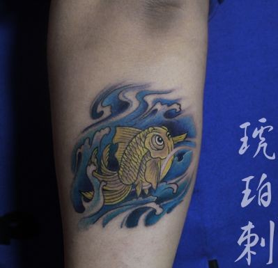 点击大图看下一张：手臂可爱的小金鱼纹身图片
