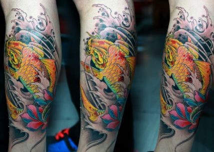 点击大图看下一张：腿部艳丽的彩色鲤鱼莲花纹身图片