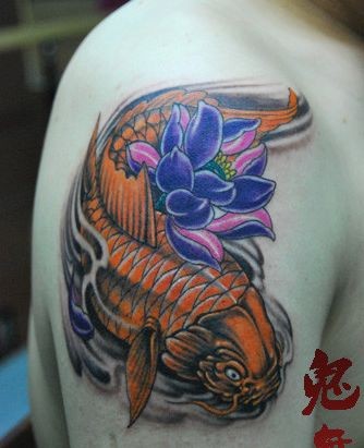 点击大图看下一张：手臂好看的彩色鲤鱼莲花纹身图片
