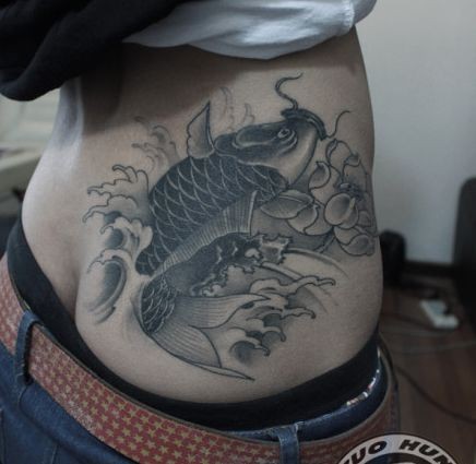 点击大图看下一张：一张腰部黑灰鲤鱼莲花纹身图片