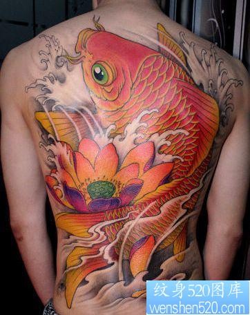 点击大图看下一张：满背华丽的彩色鲤鱼莲花纹身图片