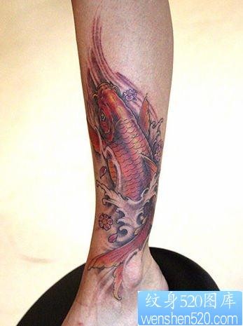 点击大图看下一张：美女腿部漂亮的彩色鲤鱼纹身图片
