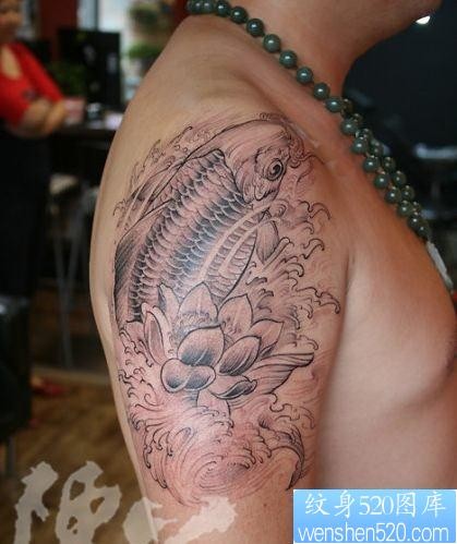 点击大图看下一张：手臂精美好看的鲤鱼莲花纹身图片