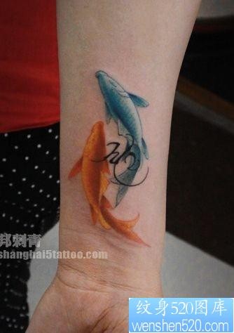 点击大图看下一张：女人手臂彩色小鲤鱼纹身图片