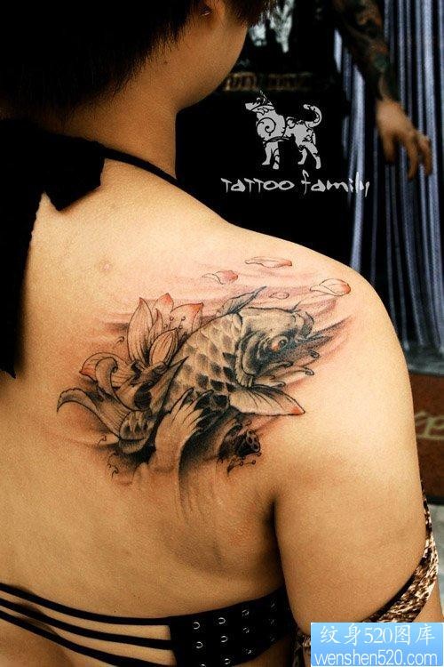 点击大图看下一张：美女肩背唯美的黑灰鲤鱼纹身图片