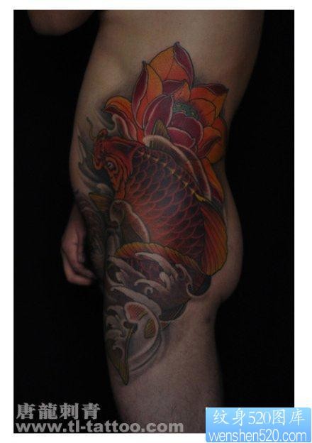 点击大图看下一张：男生臀部好看的传统彩色鲤鱼莲花纹身图片