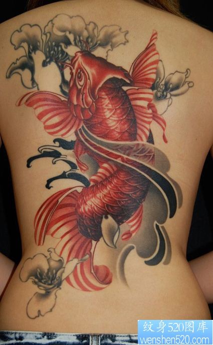 点击大图看下一张：后背红色鲤鱼纹身