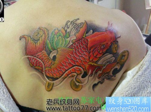 点击大图看下一张：一张美女背部彩色鲤鱼纹身图片