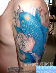 唯美好看的腿部彩色鲤鱼纹身图片