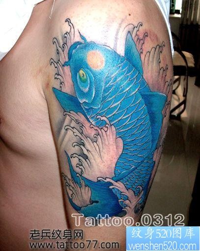 点击大图看下一张：大臂彩色鲤鱼纹身图片