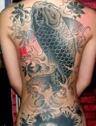 男性肩膀处好看的彩色鲤鱼莲花纹身图片