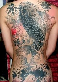 点击大图看下一张：背部霸气的鲤鱼纹身