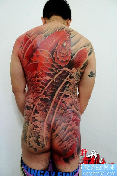 点击大图看下一张：男生满背好看的彩色鲤鱼纹身图片