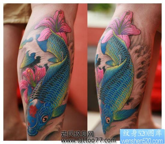 点击大图看下一张：腿部华丽的彩色鲤鱼百合花纹身图片