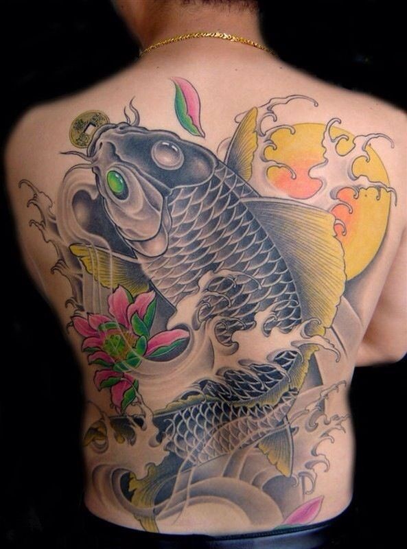 点击大图看下一张：男人背部大气的鲤鱼纹身