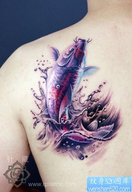 点击大图看下一张：男生肩背流行精美写实的彩色鲤鱼纹身图片